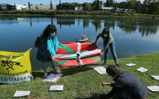 Activistas durante una concentración para denunciar las muertes en el río Bidasoa