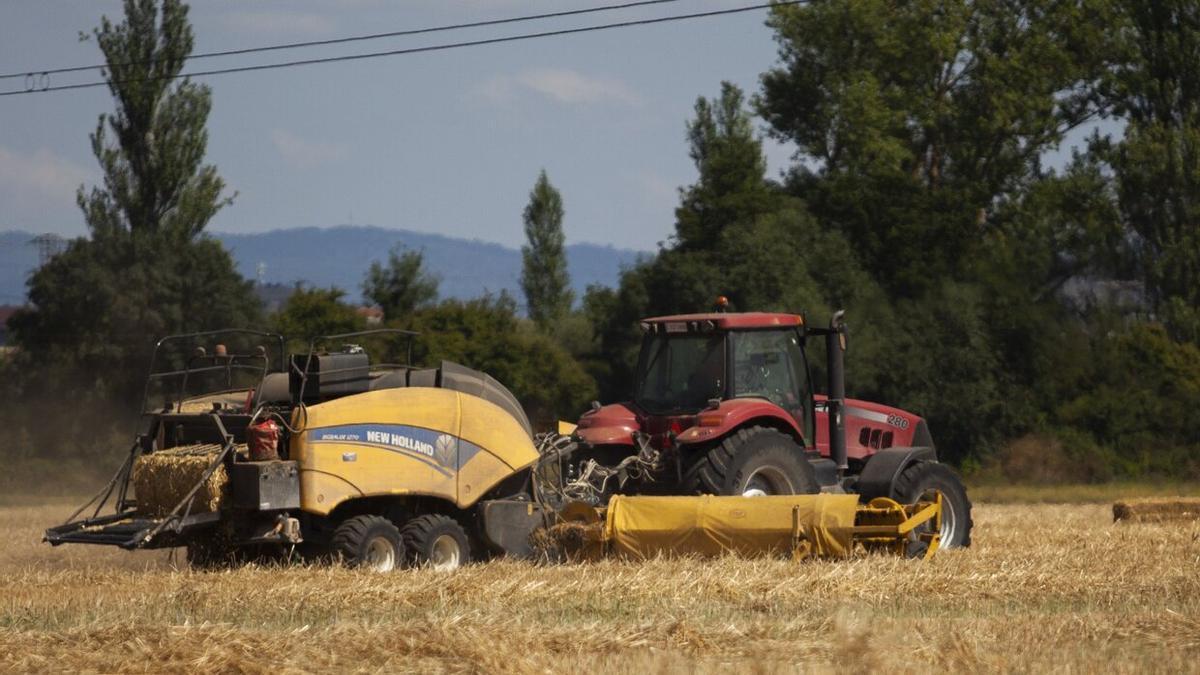 Un tractor con una empacadora, en una imagen de archivo ajena a la información