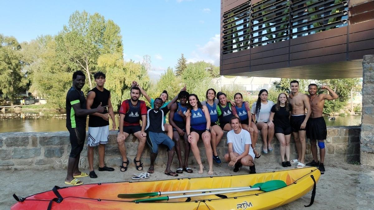 La primera promoción de ‘Cuadrillas de Acogida’, en una de las actividades de ocio que celebraron el pasado verano. Un paseo en piragua por el Arga.