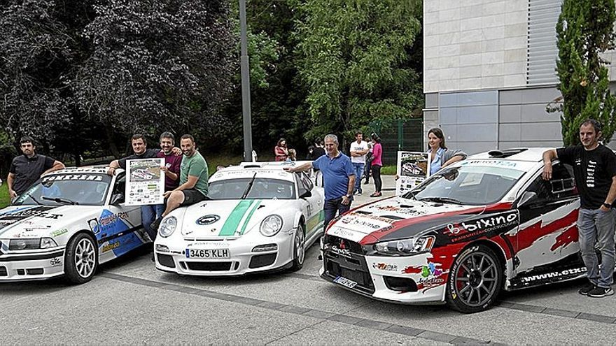 Los pilotos Iñaki Zozaya y Joseba Beola que participan en la iniciativa solidaria y el local Jon Pikabea, junto a otros copilotos de la localidad y miembros de la escudería Ziharka.