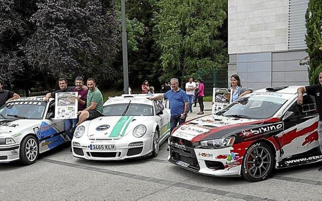 Los pilotos I&ntilde;aki Zozaya y Joseba Beola que participan en la iniciativa solidaria y el local Jon Pikabea, junto a otros copilotos de la localidad y miembros de la escuder&iacute;a Ziharka.