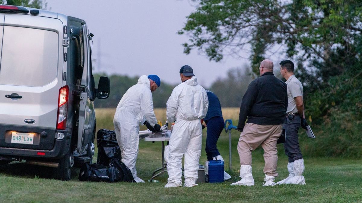 La policía canadiense investiga la escena del crimen de uno de los ataques.