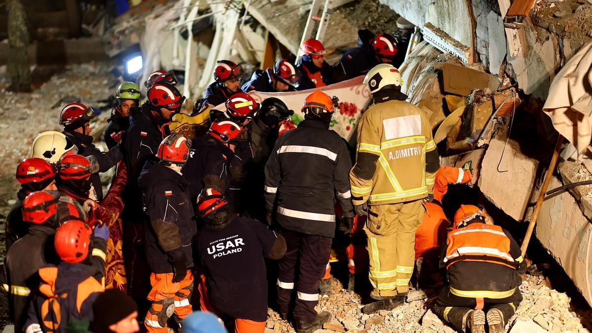 Los equipos de rescate siguen trabajando en busca de supervivientes del terremoto