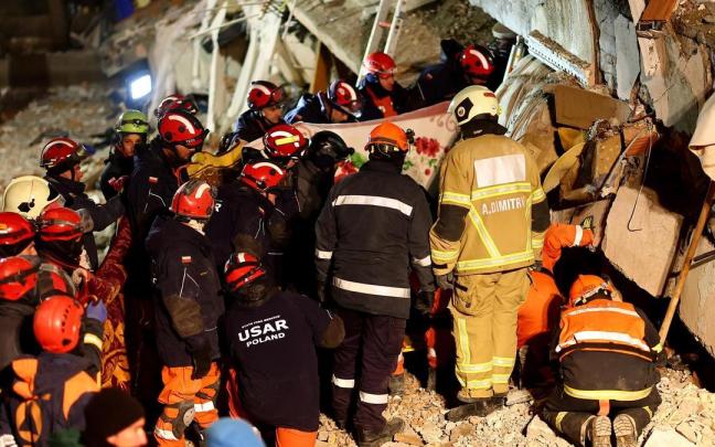 Los equipos de rescate siguen trabajando en busca de supervivientes del terremoto