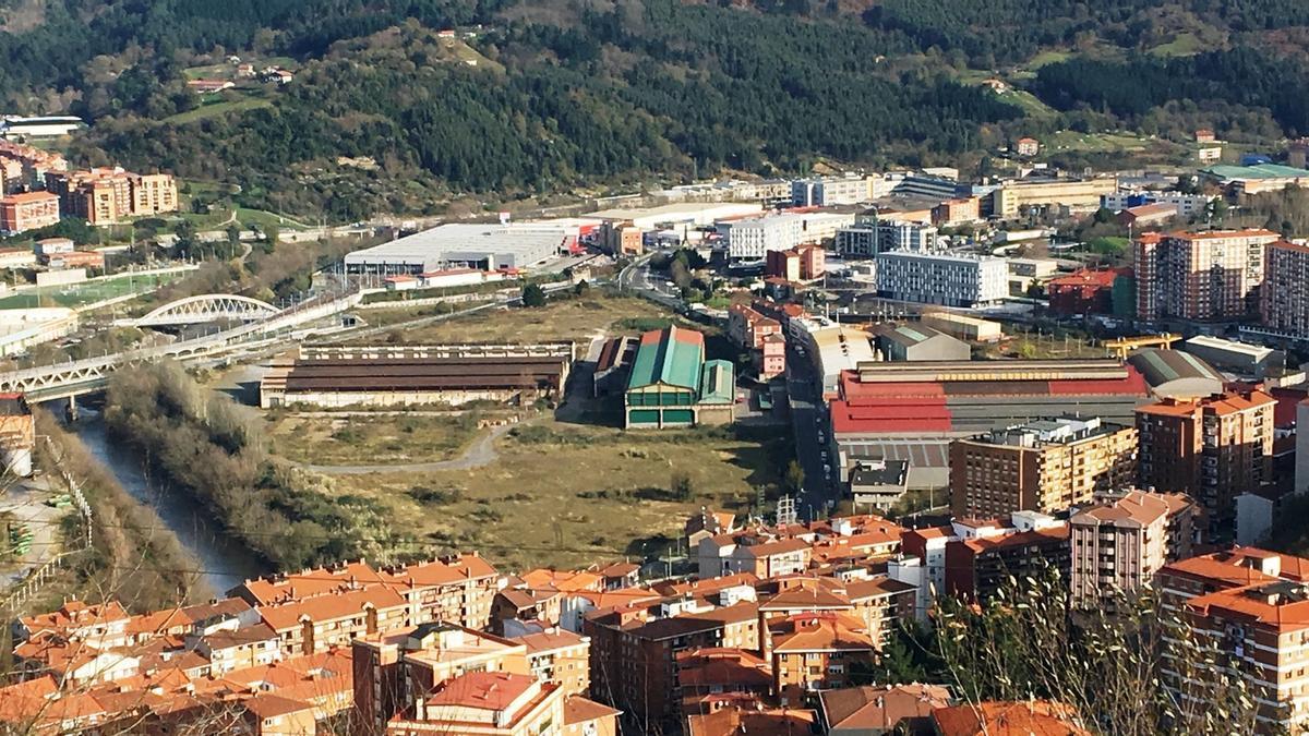 La antigua nave de la Baskonia se cede al Ayuntamiento de Basauri que abrirá un proceso participativo para definir su futuro.