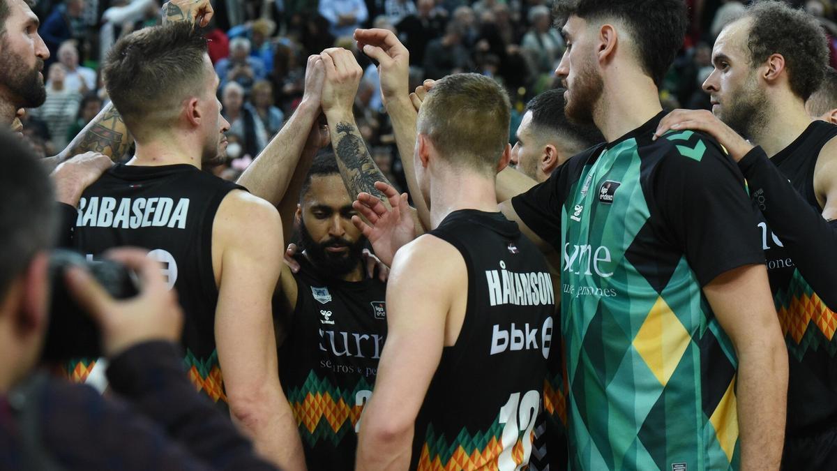 Los jugadores del Bilbao Basket hacen piña tras un encuentro en Miribilla.
