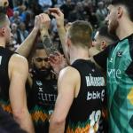Los jugadores del Bilbao Basket hacen piña tras un encuentro en Miribilla.