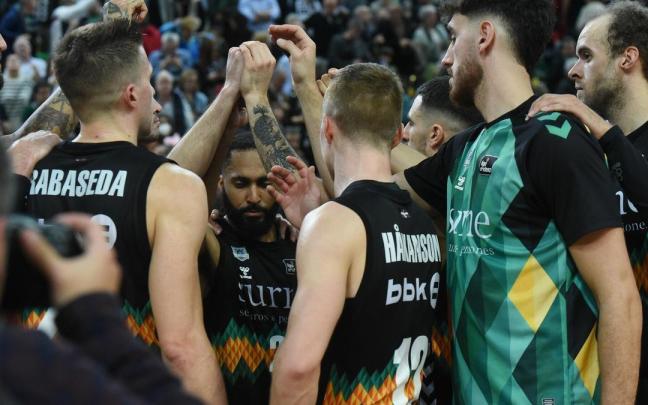 Los jugadores del Bilbao Basket hacen piña tras un encuentro en Miribilla. Los jugadores del Bilbao Basket hacen piña tras un encuentro en Miribilla.