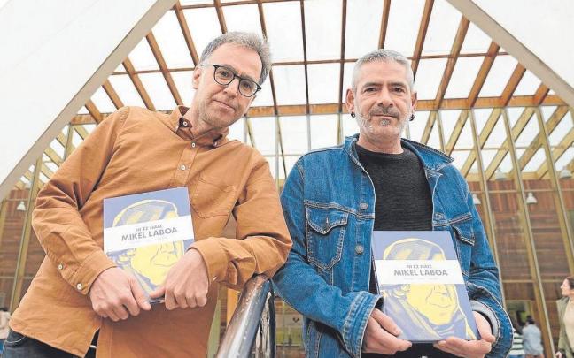 Harkaitz Canok eta Unai Iturriagak ‘Ni ez naiz Mikel Laboa’ komikia aurkeztu zuten atzo, Donostian. Harkaitz Canok eta Unai Iturriagak ‘Ni ez naiz Mikel Laboa’ komikia aurkeztu zuten atzo, Donostian.