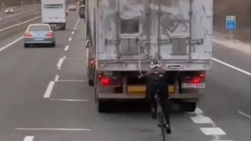 El ciclista, pegado al camión en la autovía A-2.
