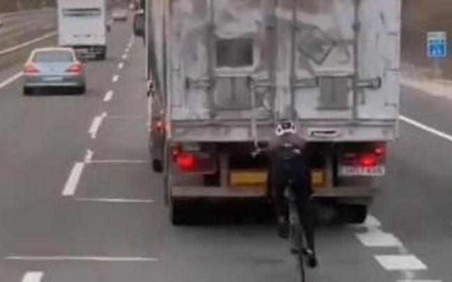 El ciclista, pegado al camión en la autovía A-2. El ciclista, pegado al camión en la autovía A-2.