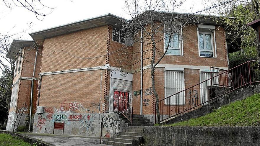 Fachada del edificio del Palomar de Zumaia donde hay locales de música.