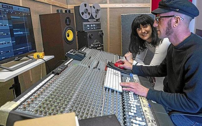 Los músicos, compositores y productores Miren Narbaiza y Joseba Baleztena, en las instalaciones de Gakobeltz Hit Faktoria, espacio que ambos impulsan en Durana y por el que ya han pasado desde su puesta en marcha artistas y bandas como Anari, Zero Los músicos, compositores y productores Miren Narbaiza y Joseba Baleztena, en las instalaciones de Gakobeltz Hit Faktoria, espacio que ambos impulsan en Durana y por el que ya han pasado desde su puesta en marcha artistas y bandas como Anari, Zero