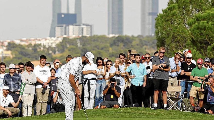 Jon Rahm se prepara para dar un golpe seguido por un numeroso grupo de aficionados en el Club de Campo de Madrid.