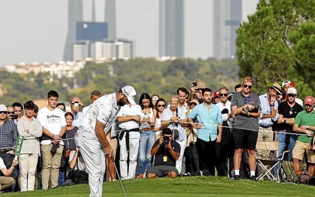 Jon Rahm se prepara para dar un golpe seguido por un numeroso grupo de aficionados en el Club de Campo de Madrid.