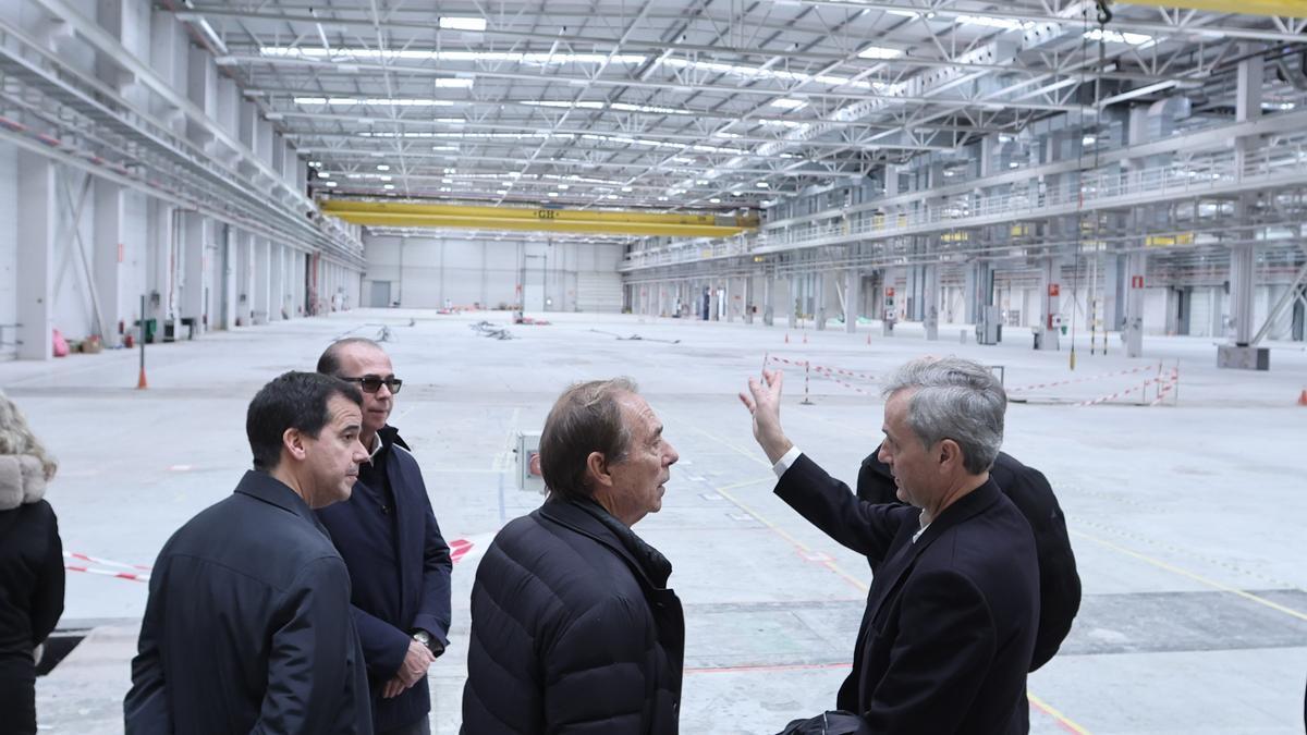 Mikel Irujo (primero por la izquierda) escucha las explicaciones de Jorge Mu&ntilde;oz, junto a los hermanos Xavier y Pere Puig.