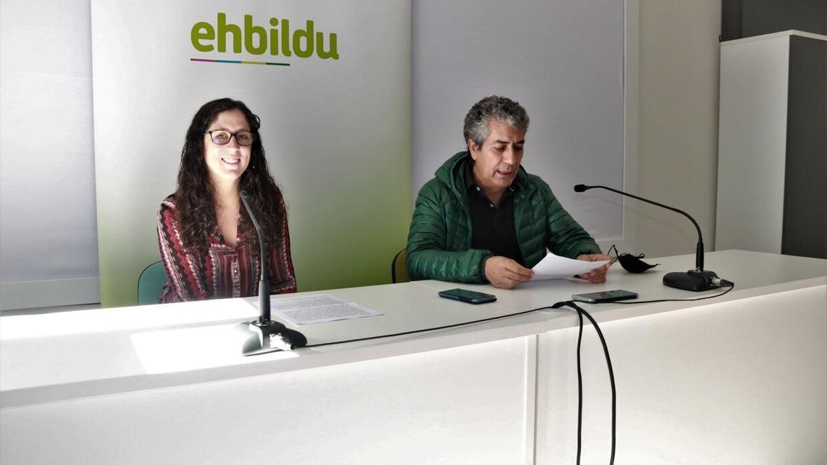 Edurne León, candidata a la alcaldía de Tudela, y Txomin González, parlamentario, en un acto de EH Bildu