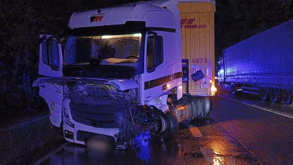 Imagen del camión contra el que han colisionado