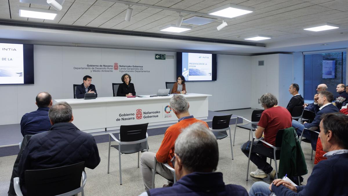 Mikel Irujo, Itziar Gómez y Natalia Bellostas.