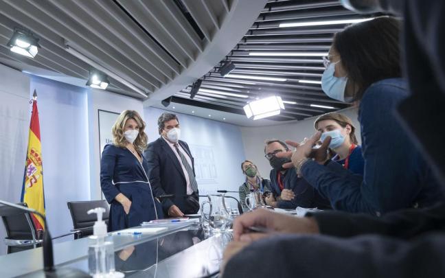 Los ministros Yolanda D&iacute;az y Jos&eacute; Luis Escriv&aacute; en una comparecencia anterior.