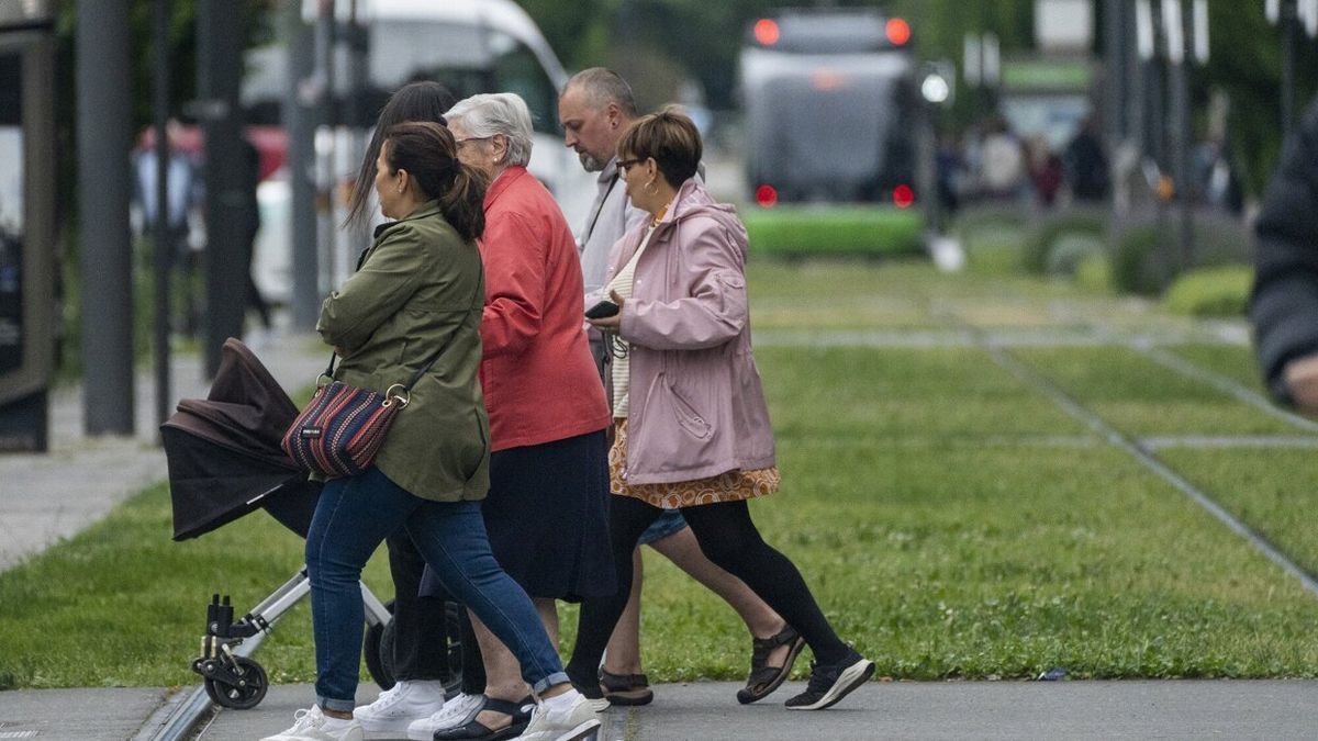 Gente paseando en Vitoria.