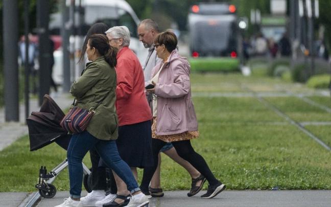 Gente paseando en Vitoria.