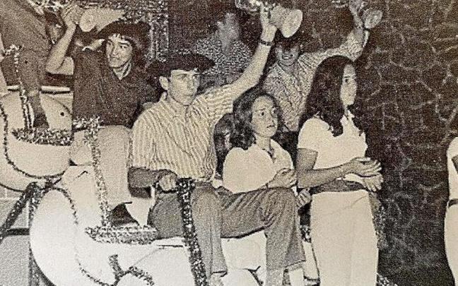 Los pelotaris celebrando su victoria. | FOTO: LIBRO ‘AZKOITIA, PILOTARIEN SORO EMANKORRA’