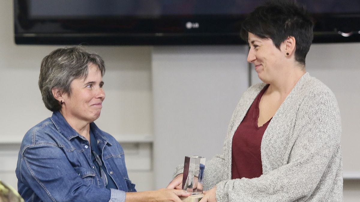 Entrega del reconocimiento a Olatz Pérez de Viñaspre