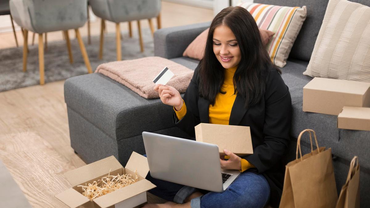 Una mujer revisa una compra por internet antes de proceder a una devolución.