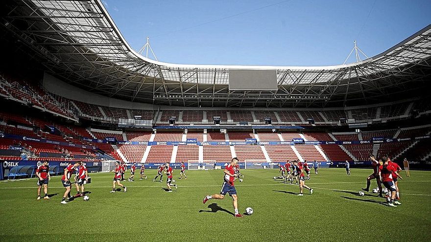 Los jugadores de Osasuna, en el entrenamiento matinal en El Sadar.