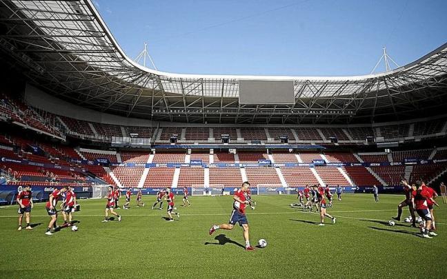 Los jugadores de Osasuna, en el entrenamiento matinal en El Sadar.
