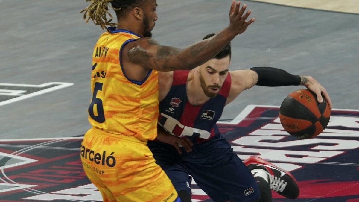 Vildoza controla el balón ante Albicy en un partido con el Baskonia