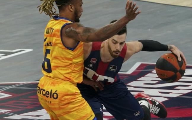 Vildoza controla el balón ante Albicy en un partido con el Baskonia