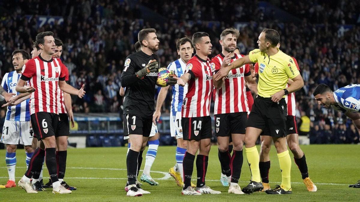 Los jugadores del Athletic protestan a Cuadra Fernández después de que pitara penalti y expulsara a Yeray