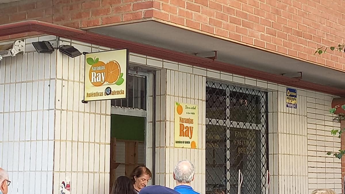 Muchos vitorianos hacen cola desde primera hora en este pequeño comercio de la calle Logroño de la capital alavesa.