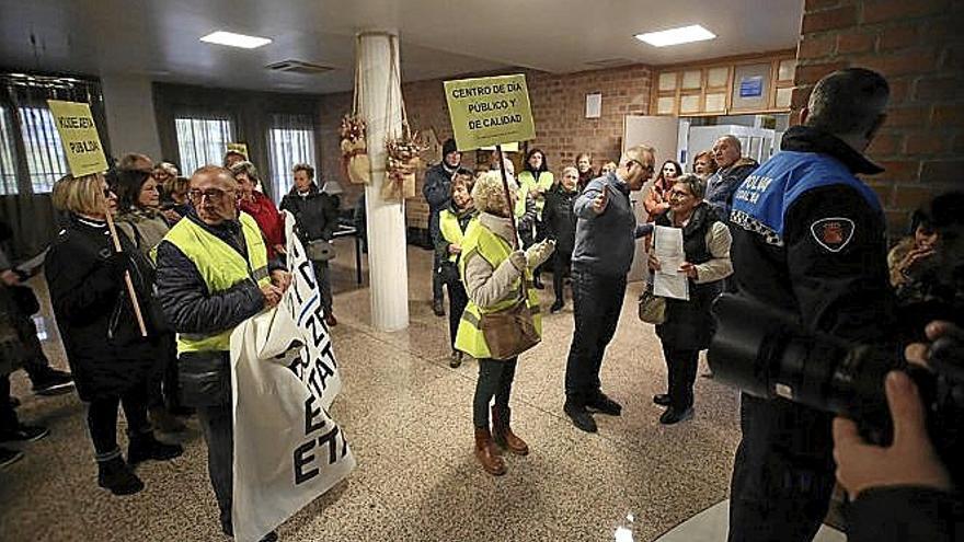 Los manifestantes, en el interior del Consistorio.