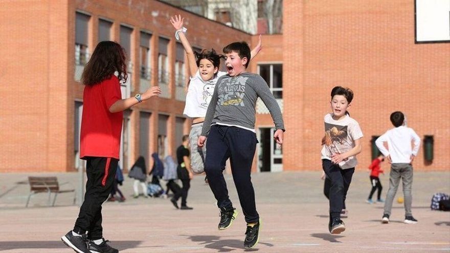 Un grupo de alumnos juega en el patio de un centro educativo.