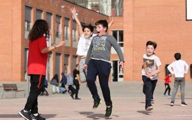 Un grupo de alumnos juega en el patio de un centro educativo.