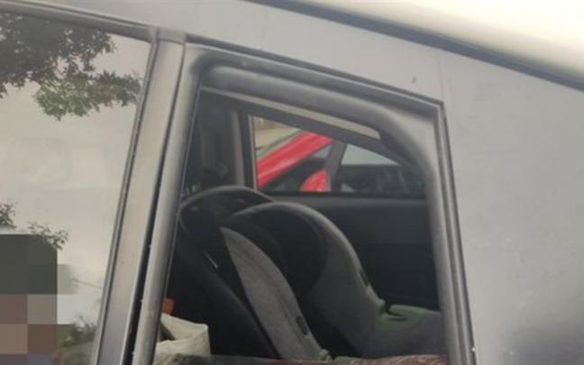 La silla del beb&eacute;, en el coche que ha tenido que ser forzado