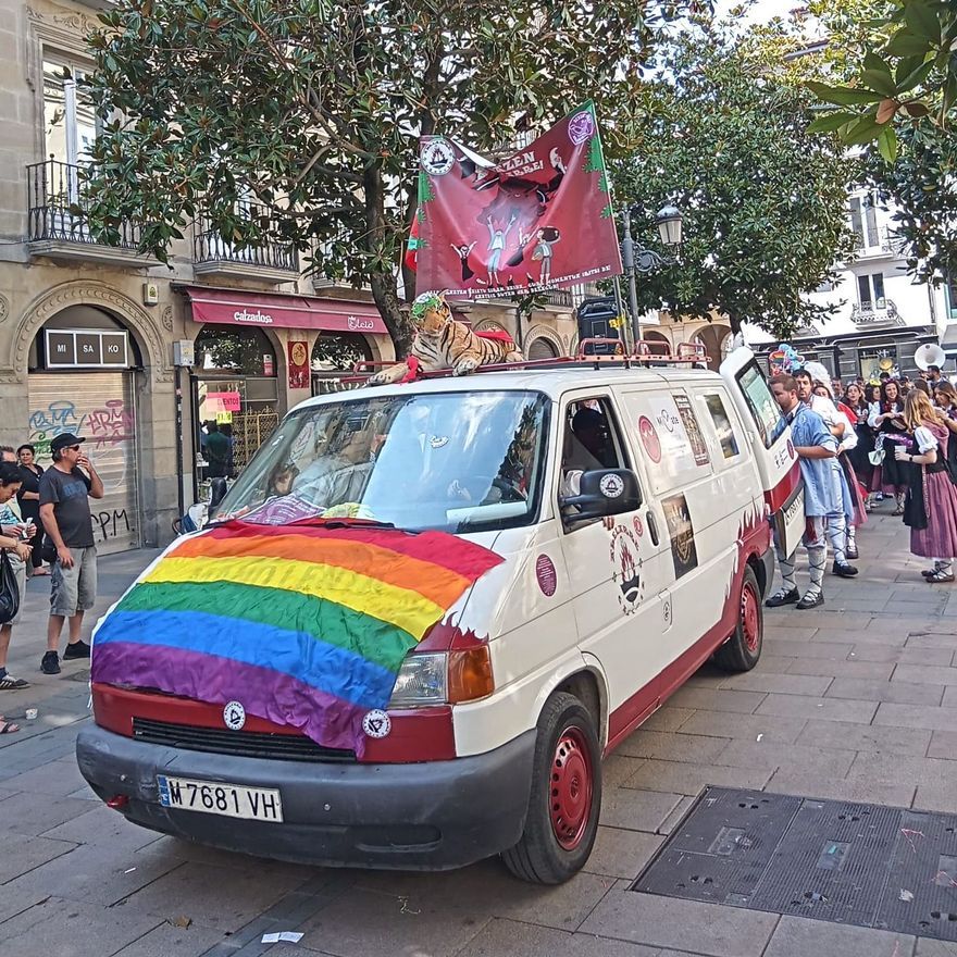 La cuadrilla Akelarre ha encabezado el paseíllo de ida a los toros luciendo la bandera arcoiris sobre el capó de su furgoneta