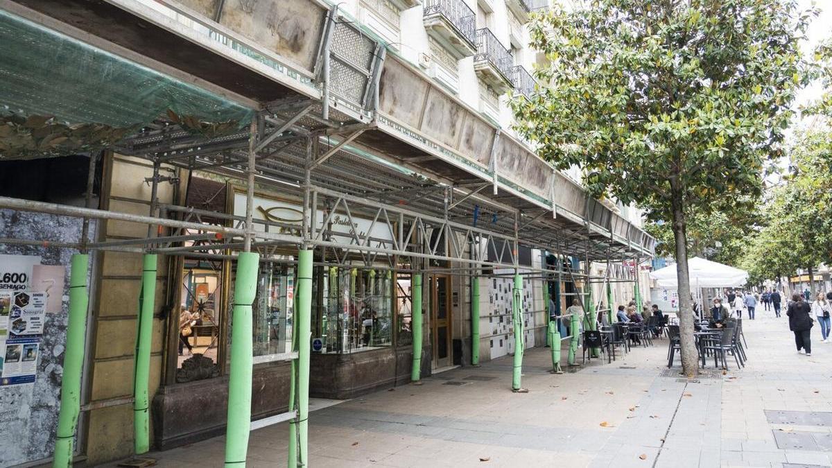 Edificio en el número 20 de la calle Dato, con la cafetería Río al fondo