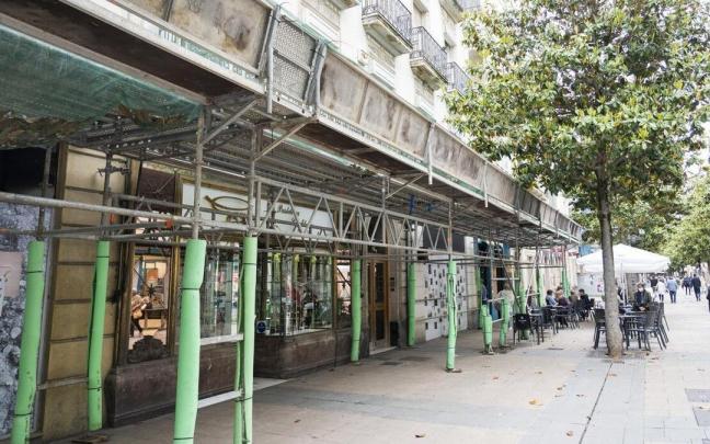 Edificio en el número 20 de la calle Dato, con la cafetería Río al fondo Edificio en el número 20 de la calle Dato, con la cafetería Río al fondo