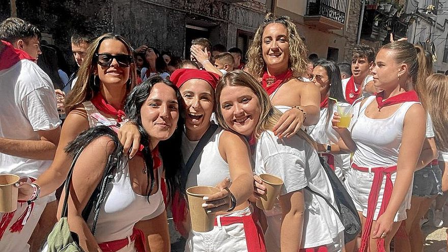 Una cuadrilla de jóvenes durante el chupinazo que amenizó la banda de música.