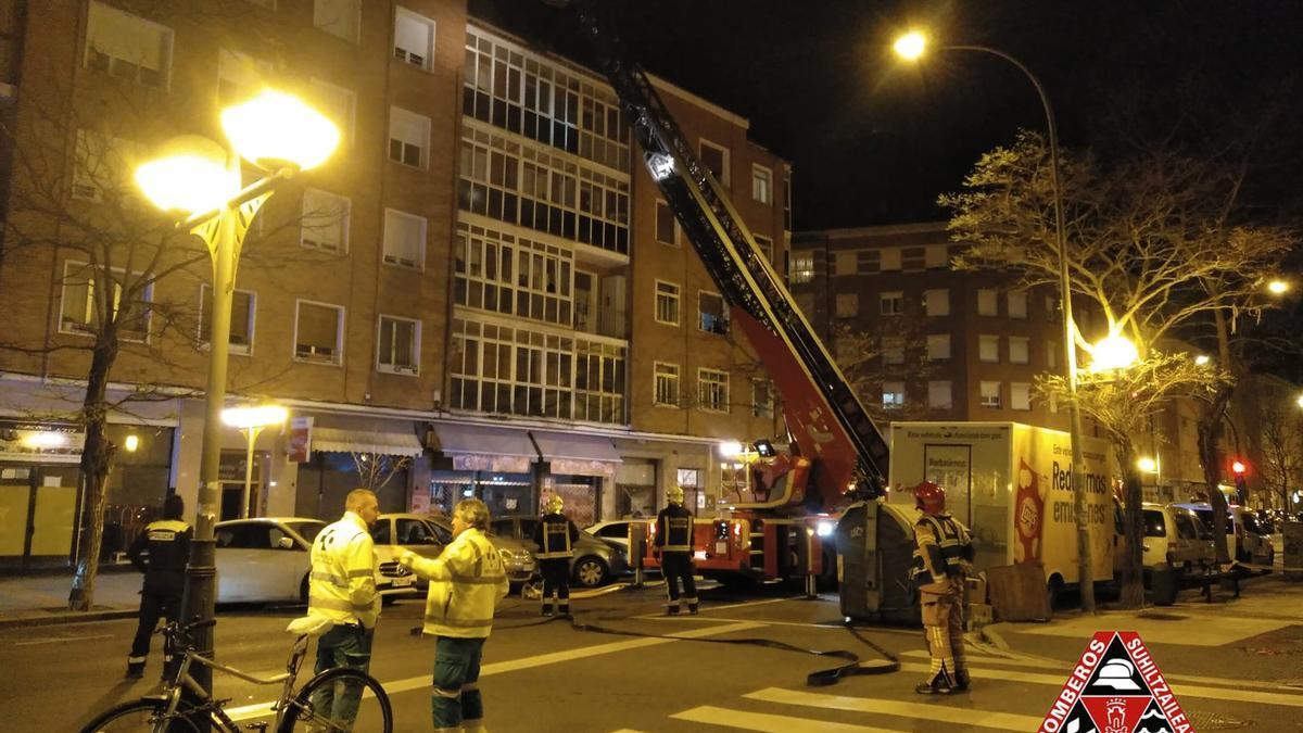 Los Bomberos intervienen en la vivienda afectada