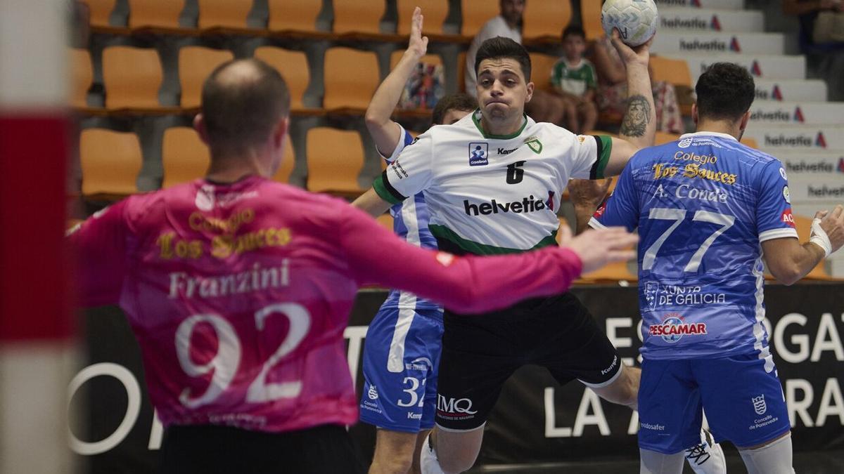 Lanzamiento de Edu Fernández en el partido ante el Club BM Cisne.