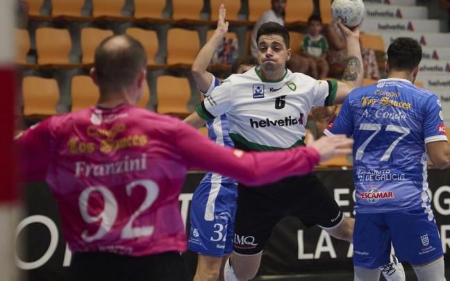 Lanzamiento de Edu Fernández en el partido ante el Club BM Cisne. Lanzamiento de Edu Fernández en el partido ante el Club BM Cisne.