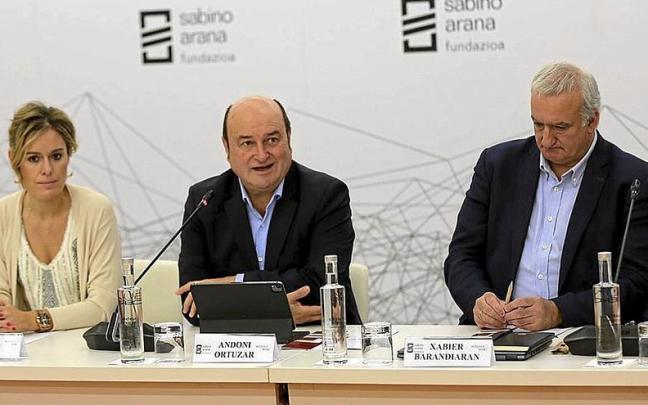 Mireia Zarate, Andoni Ortuzar y Xabier Barandiaran, en un acto del proceso ‘Entzunez Eraiki’. | FOTO: S. A. F. Mireia Zarate, Andoni Ortuzar y Xabier Barandiaran, en un acto del proceso ‘Entzunez Eraiki’. | FOTO: S. A. F.