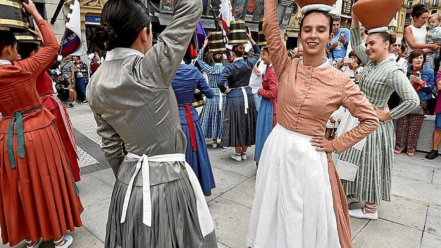 Integrantes del desfile conmemorativo de 1813.