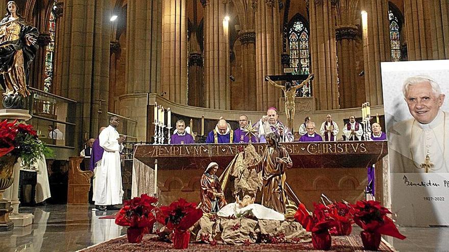 Medio millar de fieles despide al papa emérito en la Catedral Nueva