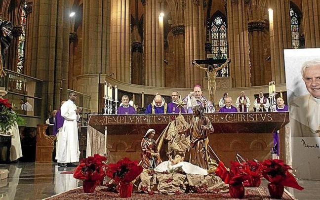 Medio millar de fieles despide al papa emérito en la Catedral Nueva Medio millar de fieles despide al papa emérito en la Catedral Nueva